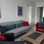 Spacious 2 Bedroom 1 Block From Beaches - And The Tram Apartment *