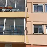 Spacious 2 Bedroom 1 Block From Beaches - And The Tram