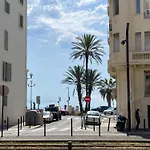 Spacious 2 Bedroom 1 Block From Beaches - And The Tram Apartment *