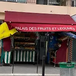 Spacious 2 Bedroom 1 Block From Beaches - And The Tram