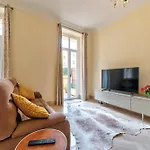 Elegant In Centre With Grand Terrace Apartment