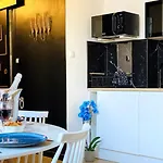 2 Steps From Sea - Air Conditioning - 2 Bedrooms - Kitchen - Wifi - Tramway Nice
