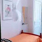 Guest Bedroom In Private Home, Quiet, Elegant, 10 Mins To Beach, 1 Triple And 1 Double Bedrooms