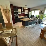 Apartment Spacieux Appartement, Jardin, Vue Mer, Calme