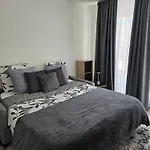 Lovely 1 Bedroom Vacation With Free Parking. Apartment