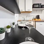 Studio Lumineux Et Moderne A Nice, Bien Situe
