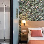 Hotel De France, Un Ammi