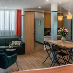 Hotel De France, Un Ammi