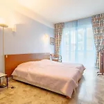 Big Apart 140M2 5Min Walk To Beach Sea &Promenade 3 Double Rooms,Big Living Room 42M2, 3 Showers,9 Beds, Free Parking