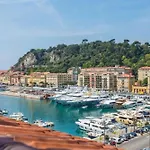 Port 2 - Spacious And Central W Ac On The Port