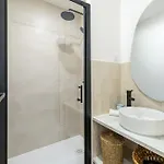 New! Remodeled & Spacious 4 Bedroom - 3 Bath - Heart Of - Ac In - With A Large Elevator * Nice