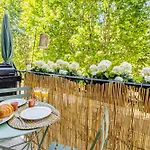 New! Remodeled In The Heart Of Nice, 3 Min, 2br, Ac, Elevator, Amazing Little Terrace, Location! * Nice