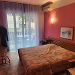 Big Apart 140M2 5Min Walk To Beach Sea &Promenade 3 Double Rooms,Big Living Room 42M2, 3 Showers,9 Beds, Free Parking