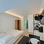 ⁂ Studio Vieux-Nice climatisé: charme commodités