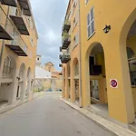 ⁂ Studio Vieux-Nice climatisé: charme commodités