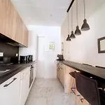 Bright Air-conditioned Flat In The Centre Apartment
