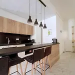 Apartment Bright Air-conditioned Flat In The Centre