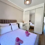 Near Port & City - Private Parking & Breakfast - Full Apartment