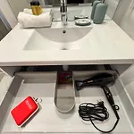 Bright, & Stylish 3 Min Walk To The Sea Apartment *
