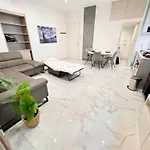 Bright, Central & Stylish 3 Min Walk To The Sea