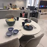 Apartment Bright, & Stylish 3 Min Walk To The Sea Nice