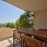 Apartment Lovely 1br With Garden, Private Parking & Sea View