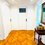 Sublime 2 Bedroom Spacious And Bright Ac Private Parking Apartment *