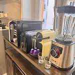 Bright, Central & Stylish 3 Min Walk To The Sea