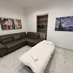 Bright, Central & Stylish 3 Min Walk To The Sea