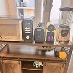 Bright, Central & Stylish 3 Min Walk To The Sea