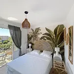 Beautiful 4 Sea Airport Apartment