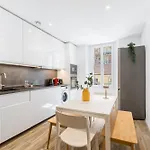 Renting - Republique - Garibaldi Chic 3 Bedrooms 3 Bathrooms Balcony Aircon *