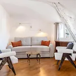 Charming Peaceful Haven In The Golden Square, Air-conditioned Apartment