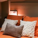 Extra Spacious Modern Hub Center Apartment
