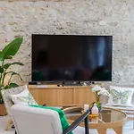 Extra Spacious Modern Hub Center Apartment *