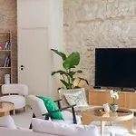 Extra Spacious Modern Hub Center Apartment