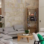 Extra Spacious Modern Hub Center Apartment *