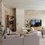 Extra Spacious Modern Hub Center Apartment *