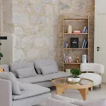 Extra Spacious Modern Hub Center Apartment *