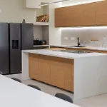 Extra Spacious Modern Hub Center Apartment Nice