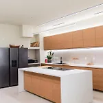Extra Spacious Modern Hub Center *