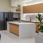 Extra Spacious Modern Hub Center Nice