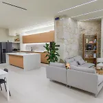Extra Spacious Modern Hub Center Apartment *