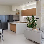 Extra Spacious Modern Hub Center *