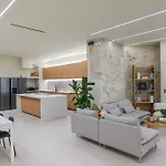 Extra Spacious Modern Hub Center Apartment