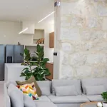Extra Spacious Modern Hub Center *