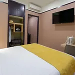Hotel De France, Un Ammi