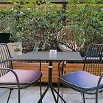 Hotel De France, Un Ammi