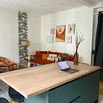 2 Pieces Avec Balcon Au Port De Nice