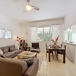 Nestor&Jeeves - Square Promenade - Central - Close Sea